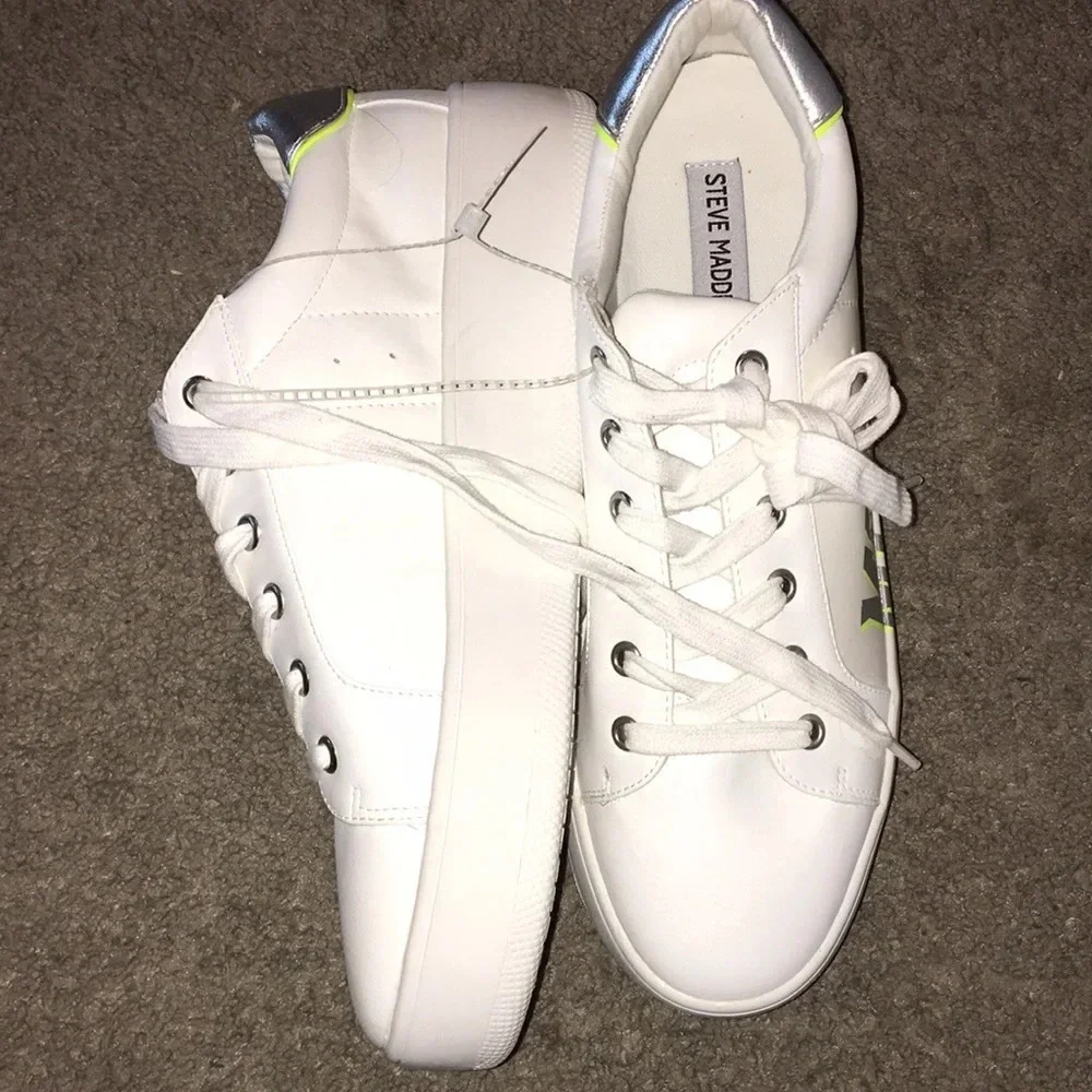 NWOT Steve Madden White/Silver Brexton Sneakers